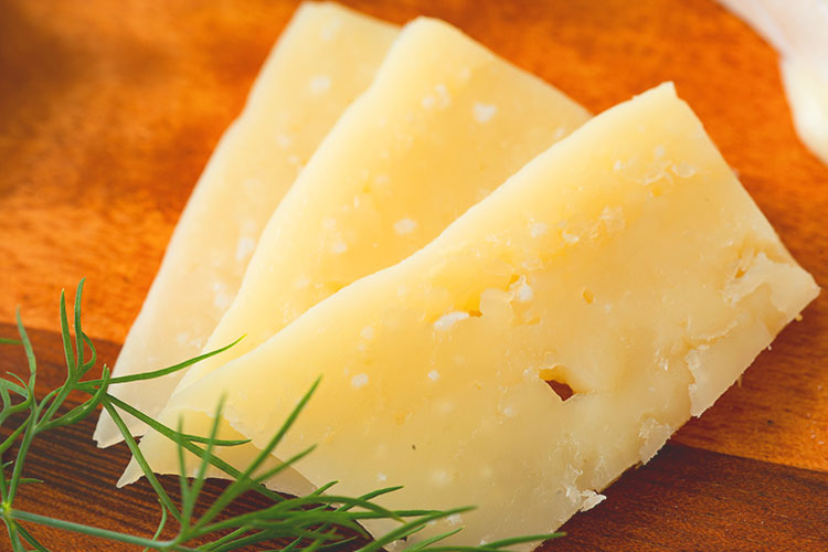 金ラベル6ヶ月熟成チーズ（ハード系）